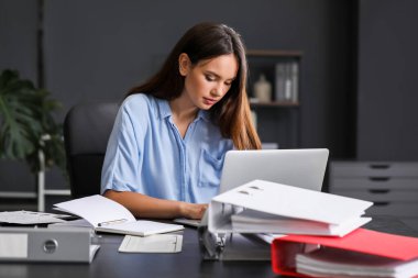 Office belgelerinde ile çalışan genç kadın