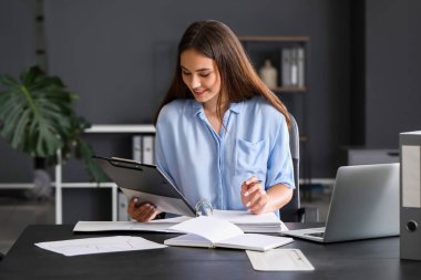 Office belgelerinde ile çalışan genç kadın