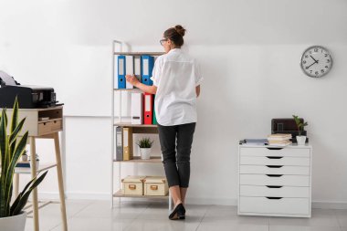 Office belgelerinde ile çalışan genç kadın
