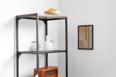 Işık duvarının yanında dekorlu boş çerçeve ve raf ünitesi