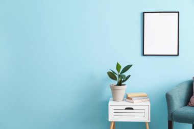 Renkli duvarda boş bir poster şık bir odanın içinde