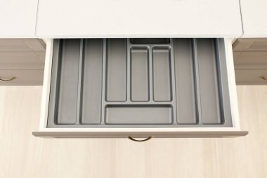 Odada açık mutfak çekmecesi, yakın plan.