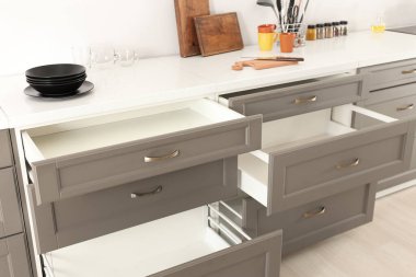 Odada mutfak çekmeceleri ve çatal bıçakları açıldı.