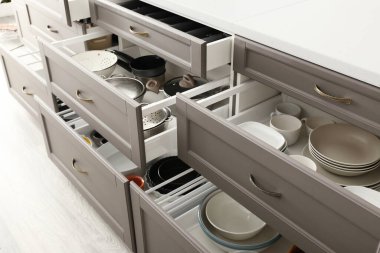 Açık mutfak çekmecelerinde bulaşıklar, yakın plan.