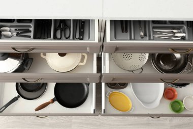 Mutfak aletleriyle çekmeceleri aç, yakın plan.