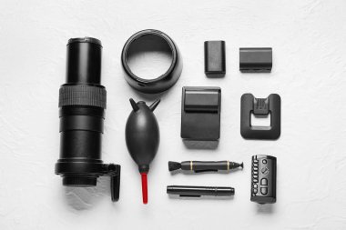 Işık tablosu arkaplanındaki fotoğraf ekipmanı, üst görünüm