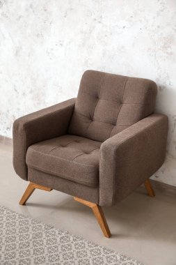 Işık duvarının yanındaki rahat koltuk