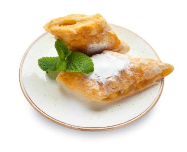 Beyaz arkaplanda lezzetli elmalı turta parçaları.