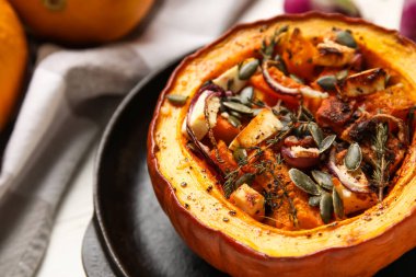 Kızartma tavası ve lezzetli balkabağı masada, yakın plan.