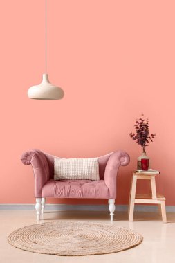 Pembe duvarın yanındaki rahat koltuk çok şık.
