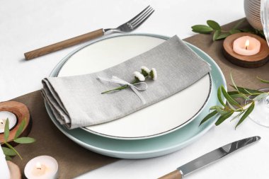 Beyaz arkaplanda yanan mumlarla güzel masa ayarları