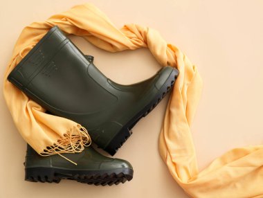 Renkli arkaplanda lastik çizmeler ve eşarp