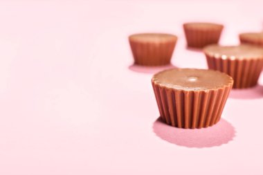 Renkli fıstık ezmeli fincanlar.