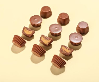 Hafif arka planda lezzetli fıstık ezmeli kekler.