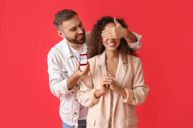 Genç bir adam kız arkadaşına evlenme teklif ediyor.