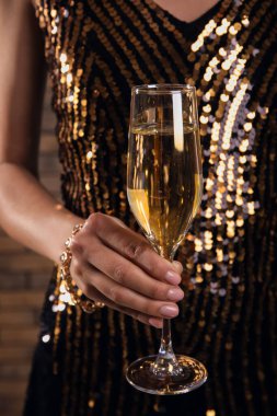 Şampanyalı güzel elbiseli kadın, yakın plan.