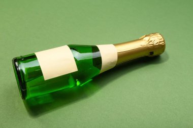 Şişe şampanya yeşil zemin üzerine