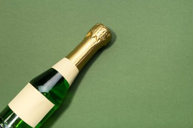 Şişe şampanya yeşil zemin üzerine