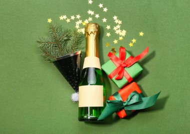 Şampanyalı kompozisyon ve yeşil arka planda Noel dekoru.