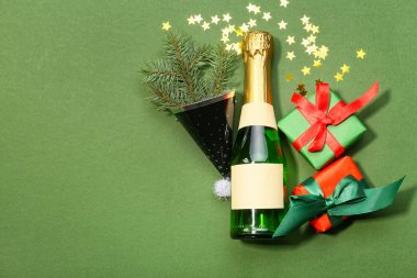 Şampanyalı kompozisyon ve yeşil arka planda Noel dekoru.