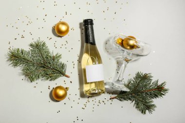 Şampanyalı kompozisyon ve arka planda Noel dekoru.