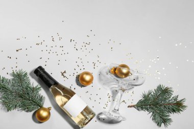 Şampanyalı kompozisyon ve arka planda Noel dekoru.