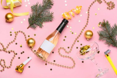 Şampanyalı kompozisyon ve pembe arka planda Noel dekoru.