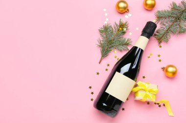 Şampanyalı kompozisyon ve pembe arka planda Noel dekoru.