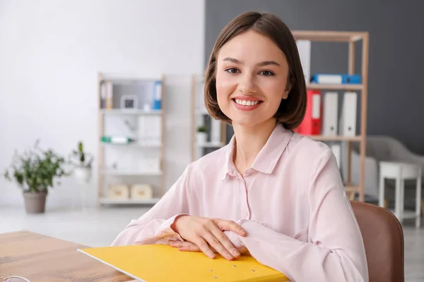 Office Belgelerinde Ile Çalışan Genç Kadın — Stok fotoğraf