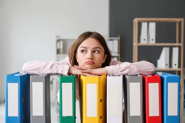 Mujer Joven Aburrida Trabajando Con Documentos Oficina — Foto de Stock