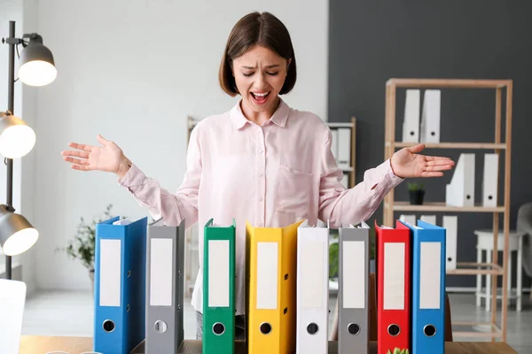 Gestresste Junge Frau Arbeitet Büro Mit Dokumenten — Stockfoto