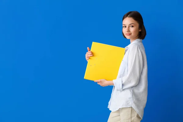 Schöne Junge Frau Mit Ordner Auf Farbigem Hintergrund — Stockfoto