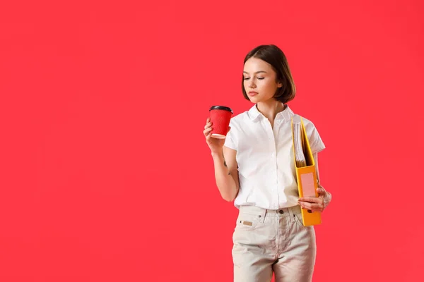 Mooie Jonge Vrouw Met Map Koffie Kleur Achtergrond — Stockfoto