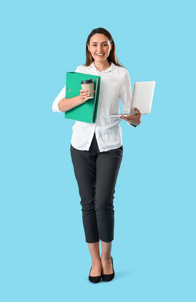 Mooie Jonge Vrouw Met Map Koffie Laptop Kleur Achtergrond — Stockfoto