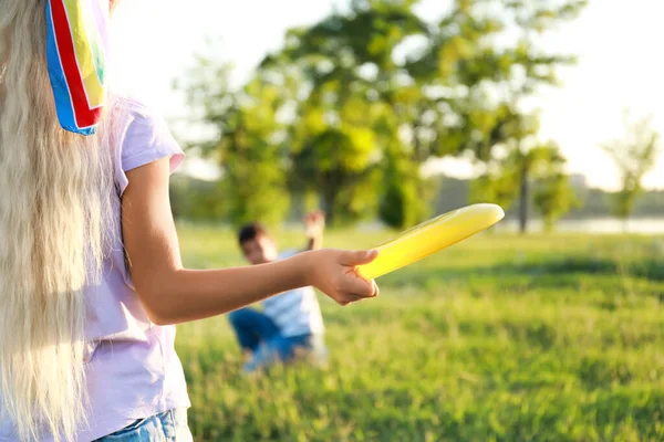 Lindos Niños Pequeños Jugando Frisbee Aire Libre —  Fotos de Stock