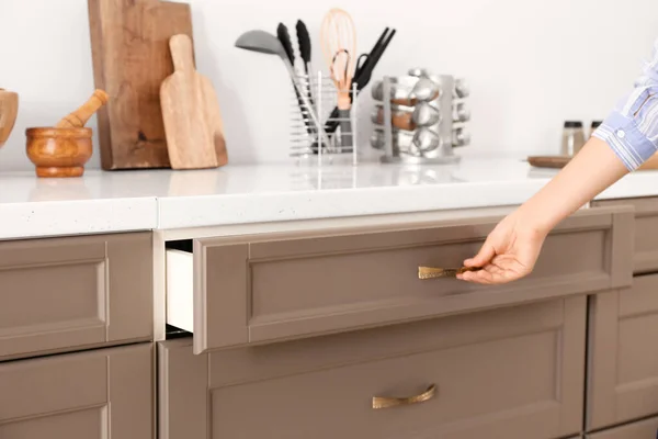 Mujer Cajón Apertura Con Cubiertos Casa — Foto de Stock