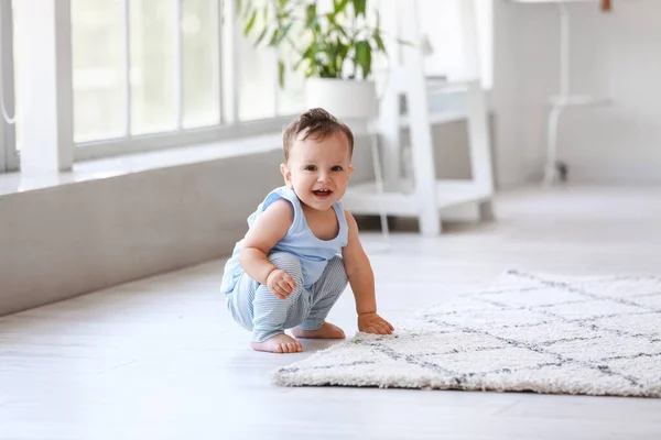 Kleiner Junge Der Nähe Von Teppich Hause — Stockfoto