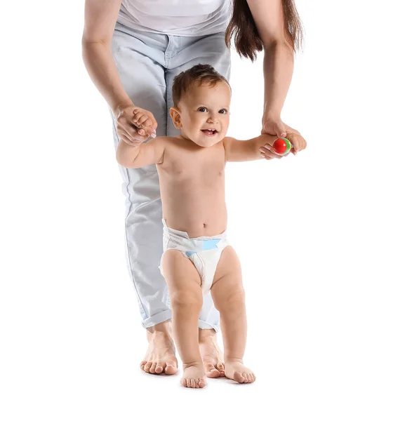 Piccolo Bambino Che Impara Camminare Con Sua Madre Sfondo Bianco — Foto Stock