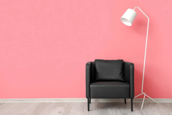 Moderne Zwarte Fauteuil Witte Staande Lamp Bij Roze Muur — Stockfoto
