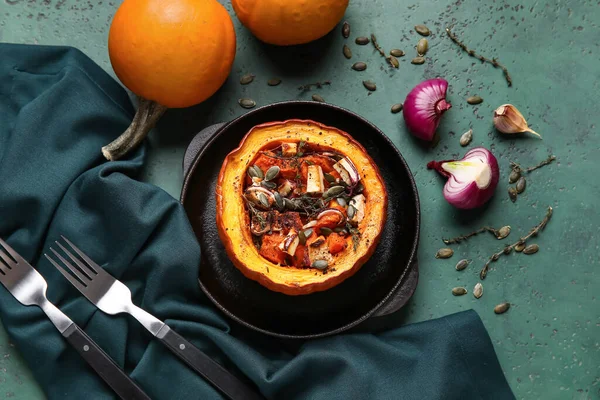 Yeşil arka planda lezzetli dolma kabaklı kızartma tavası.