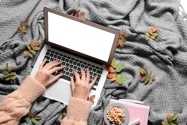 Woman Cornflakes Autumn Leaves Using Laptop Grey Fabric Background — Stock Photo, Image