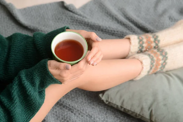 Gri Ekose Üzerinde Bir Fincan Sıcak Çayı Olan Kadın Yakın — Stok fotoğraf