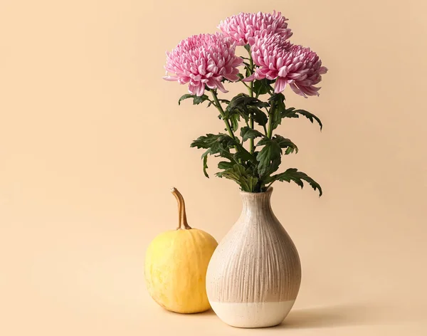 Ваза Красивыми Цветками Хризантемы Тыквой Цветном Фоне — стоковое фото