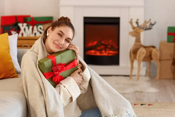 Mujer Joven Bonita Con Regalo Navidad Casa —  Fotos de Stock