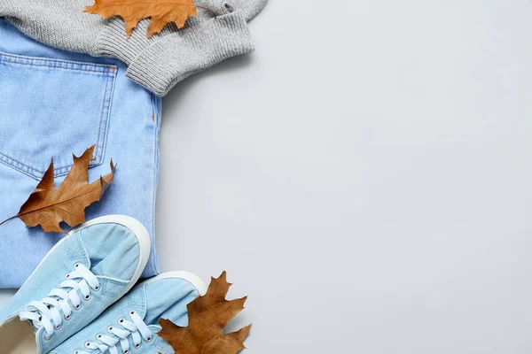 Frauenpullover Jeans Schuhe Und Herbstblätter Auf Hellem Hintergrund — Stockfoto