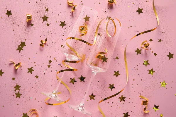 Composition Champagne Glasses Serpentine Confetti Pink Background — Stock Photo, Image