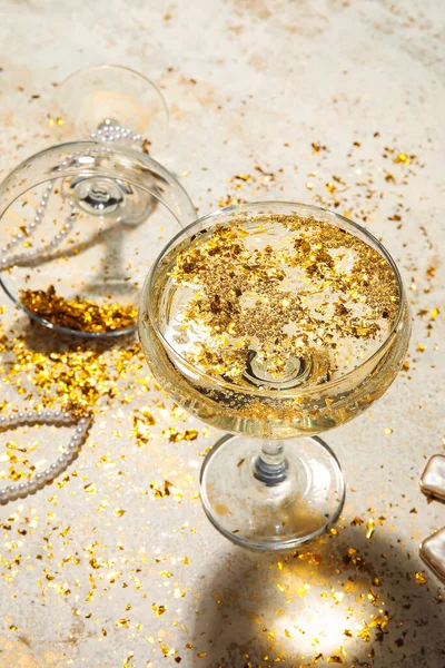 Glass Champagne Golden Confetti Light Background — Stock Photo, Image