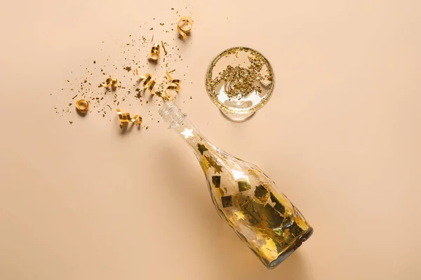Composizione Con Calice Champagne Bottiglia Serpentino Fondo Colori — Foto Stock