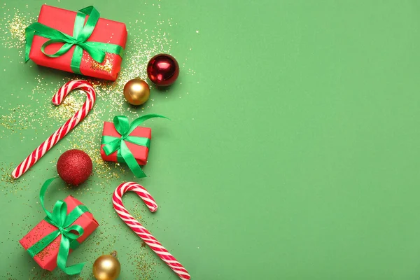 Weihnachtsdekor Und Geschenkboxen Auf Grünem Hintergrund — Stockfoto