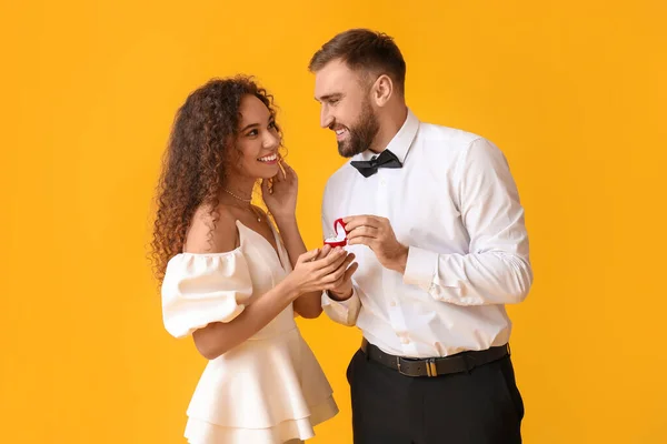 Young Man Proposing His Girlfriend Color Background — Stock Photo, Image